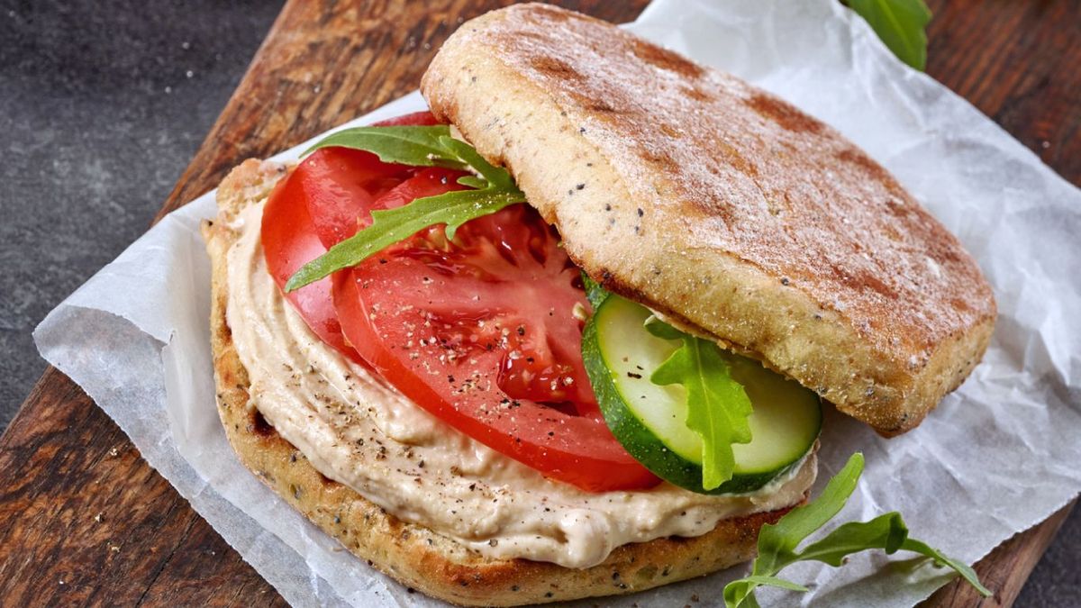 Sándwich vegetal de hummus