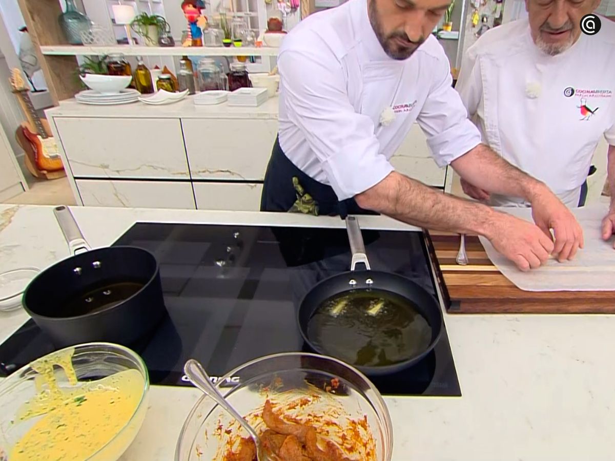 Fríe las patatas y el pescado rebozado