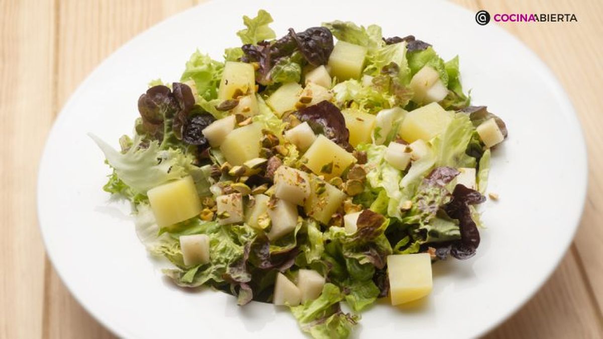Ensalada de patata, pera y pistachos