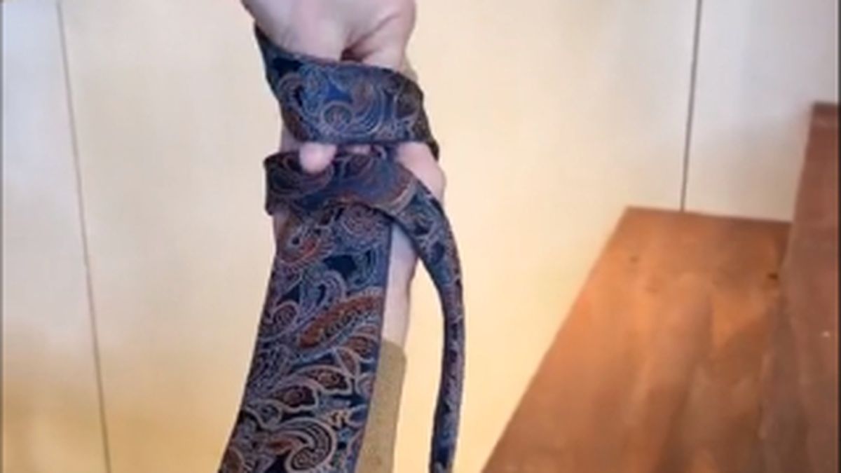 Cómo hacer el nudo de corbata paso 2