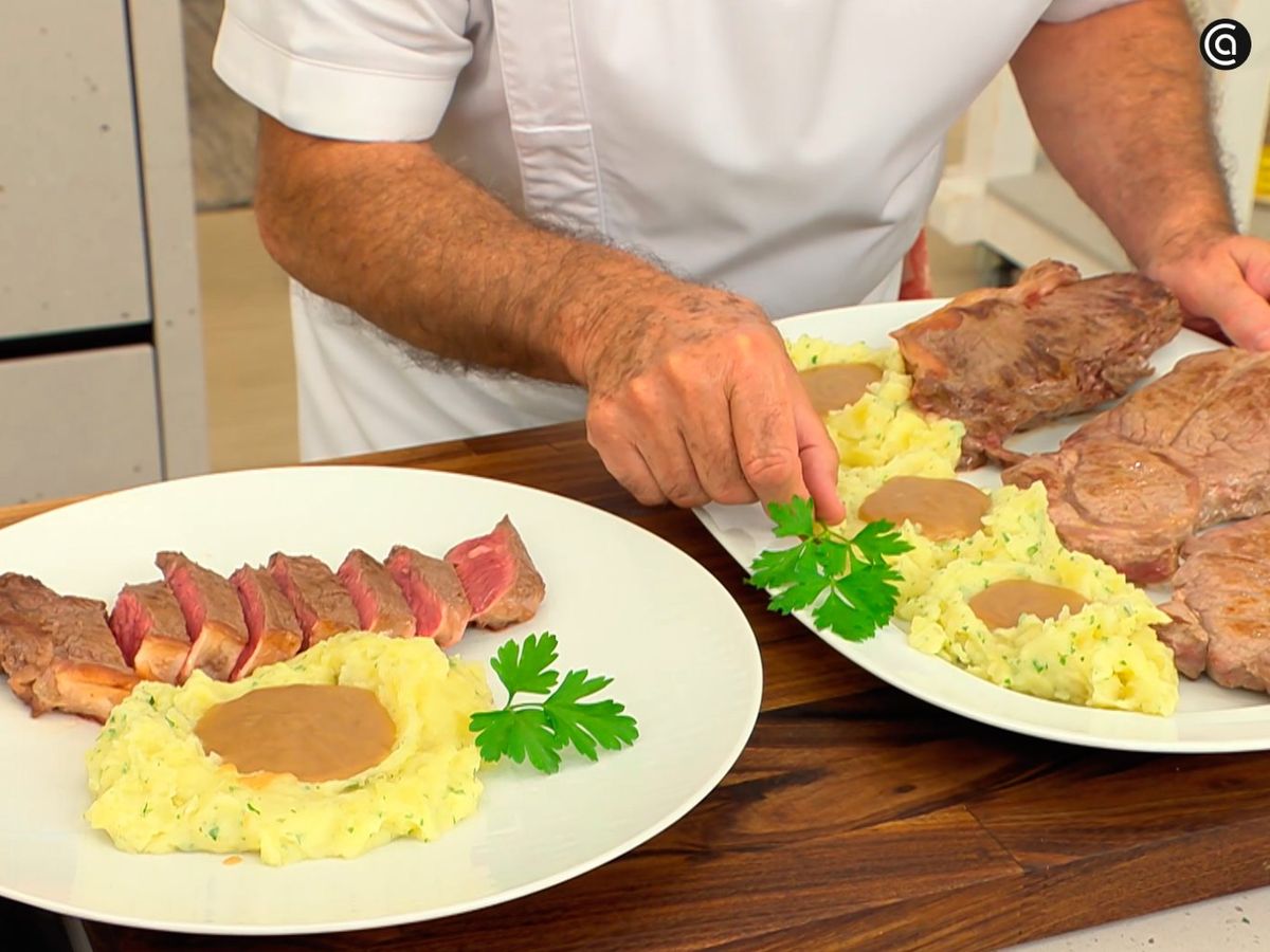 Acompaña el lomo bajo con salsa gravy y puré de patata