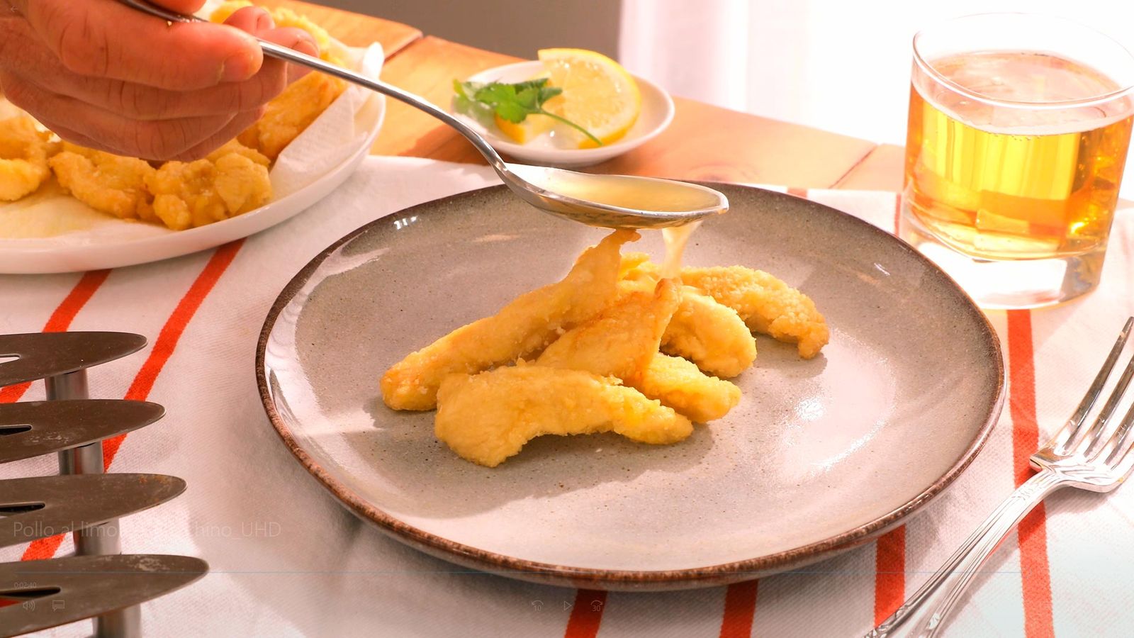 Sirve el pollo con la salsa por encima Pollo al limón estilo chino paso 8
