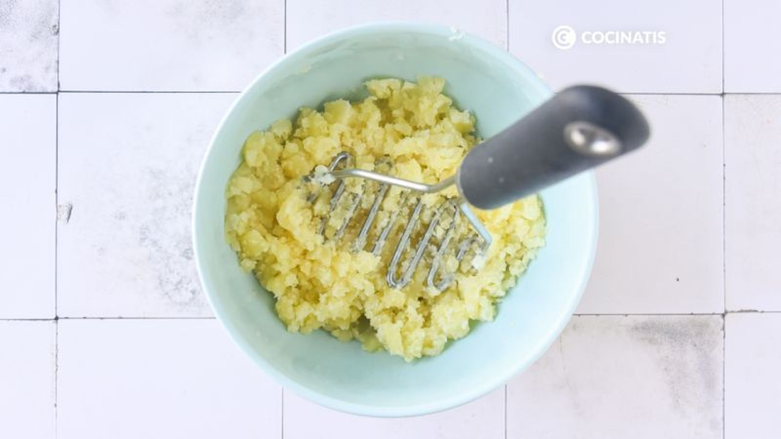 Aplastamos las patatas cocidas Aplastamos las patatas cocidas