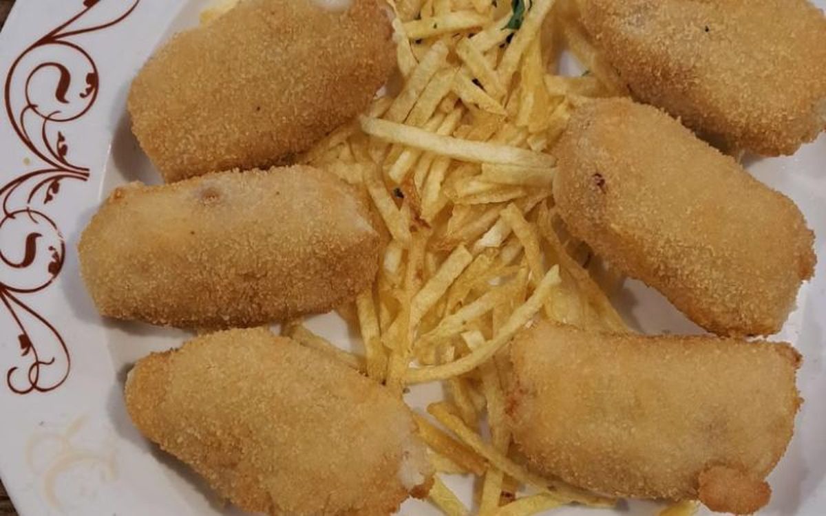 Las croquetas se sirven con patatas paja caseras