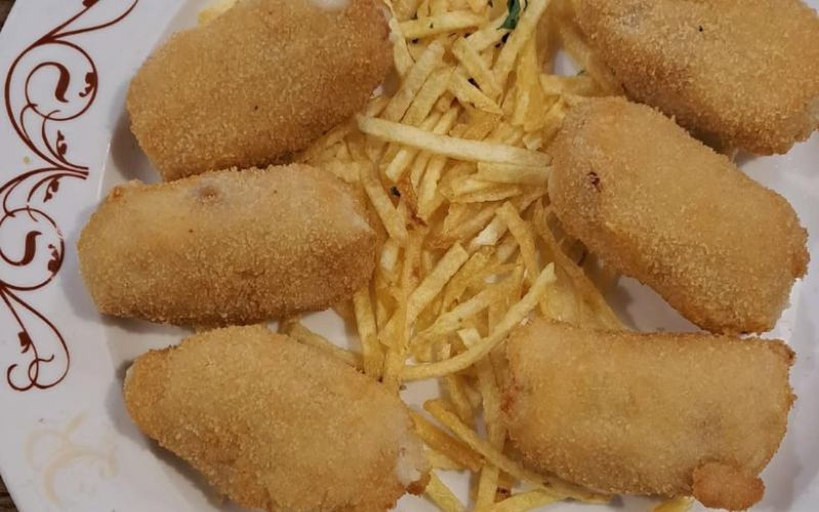 Las croquetas se sirven con patatas paja caseras Las croquetas se sirven con patatas paja caseras