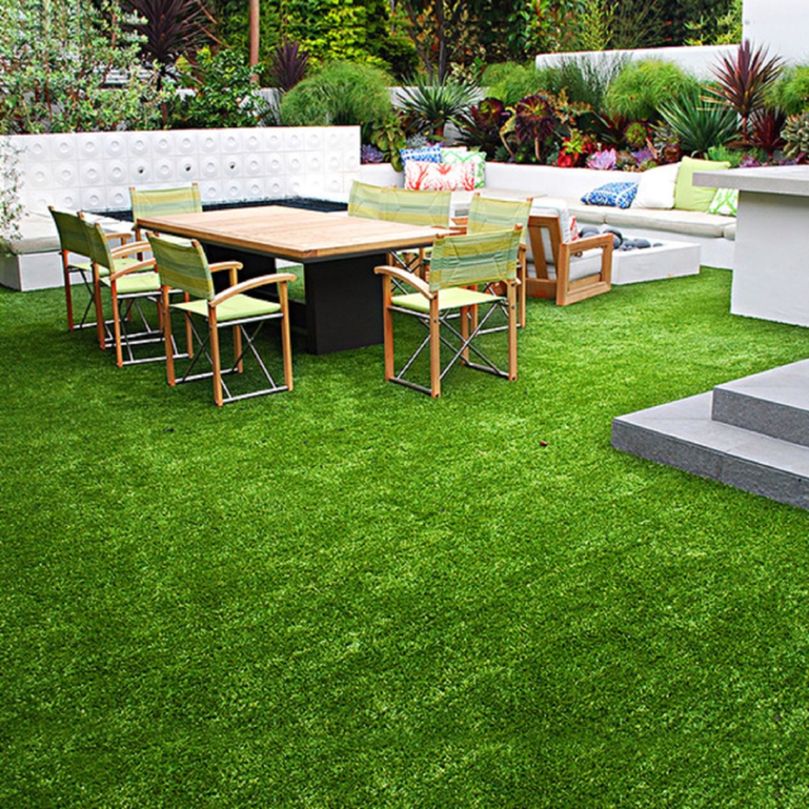 Jardines con césped artificial ventajas y factores para elegir el modelo adecuado 3