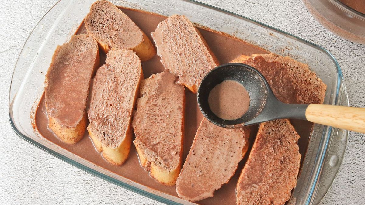 Empapar las torrijas en leche