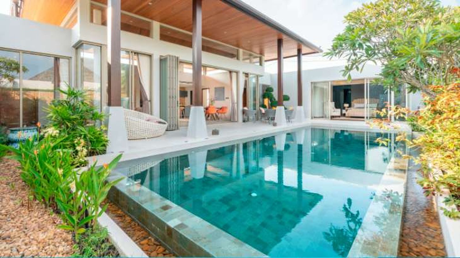 Piscina desbordante con cascada