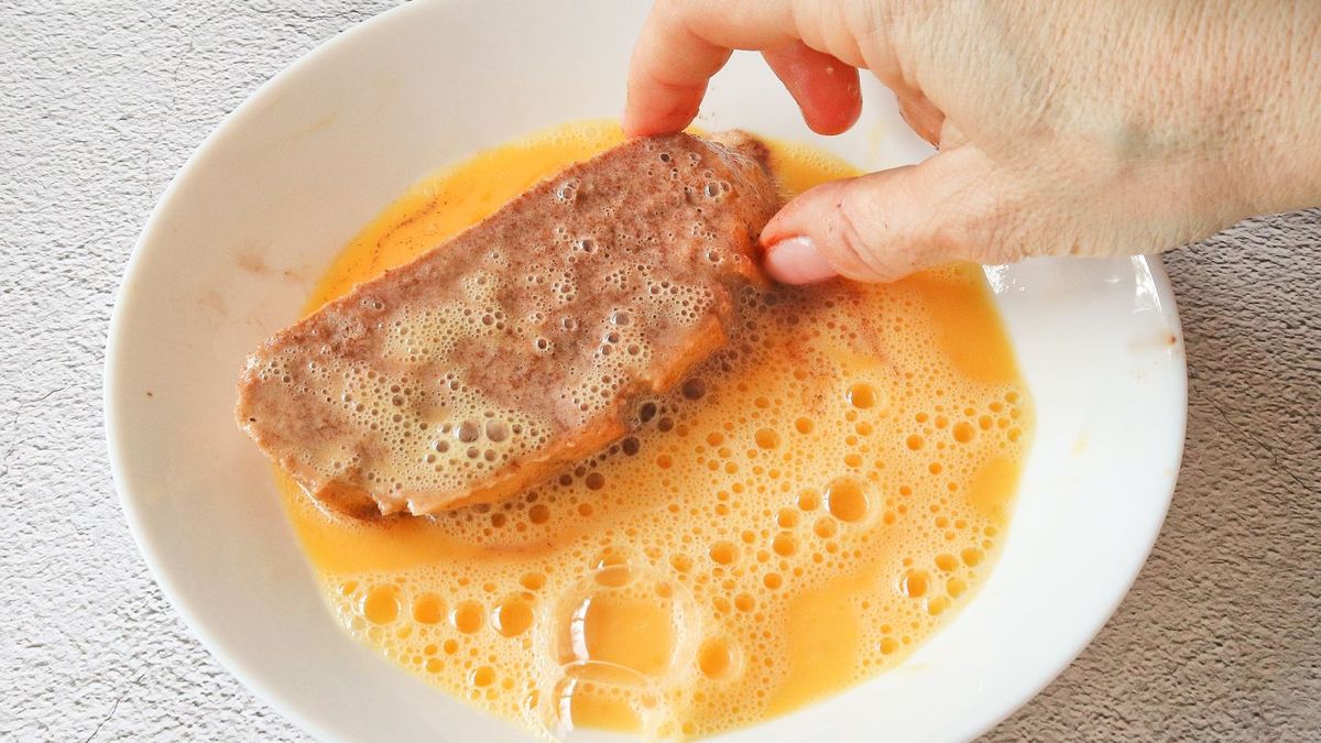 Rebozar las torrijas de chocolate con huevo