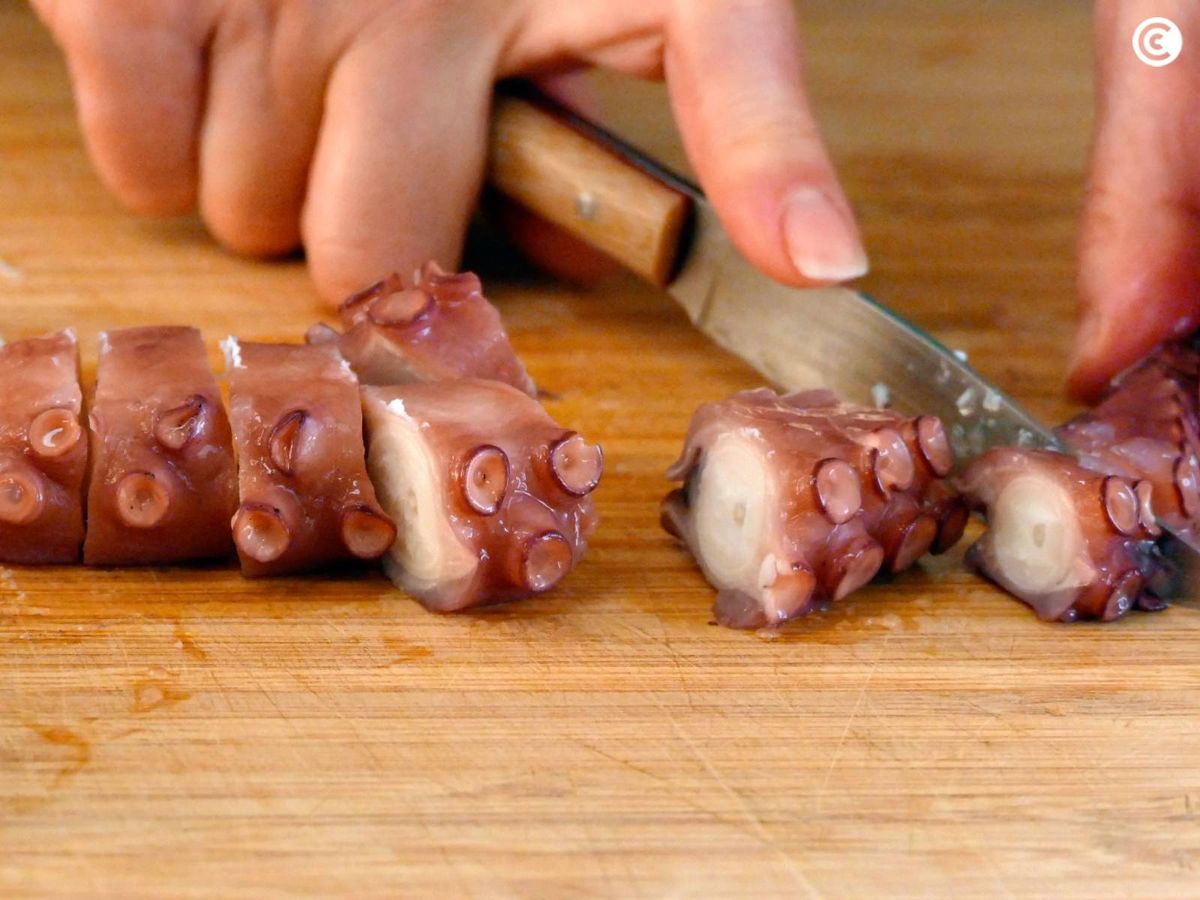 Corta el pulpo cocido en rodajas