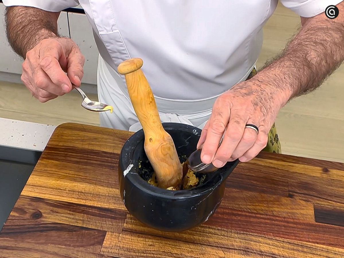 Prepara el aliño de anchoas para la ensalada de tirabeques