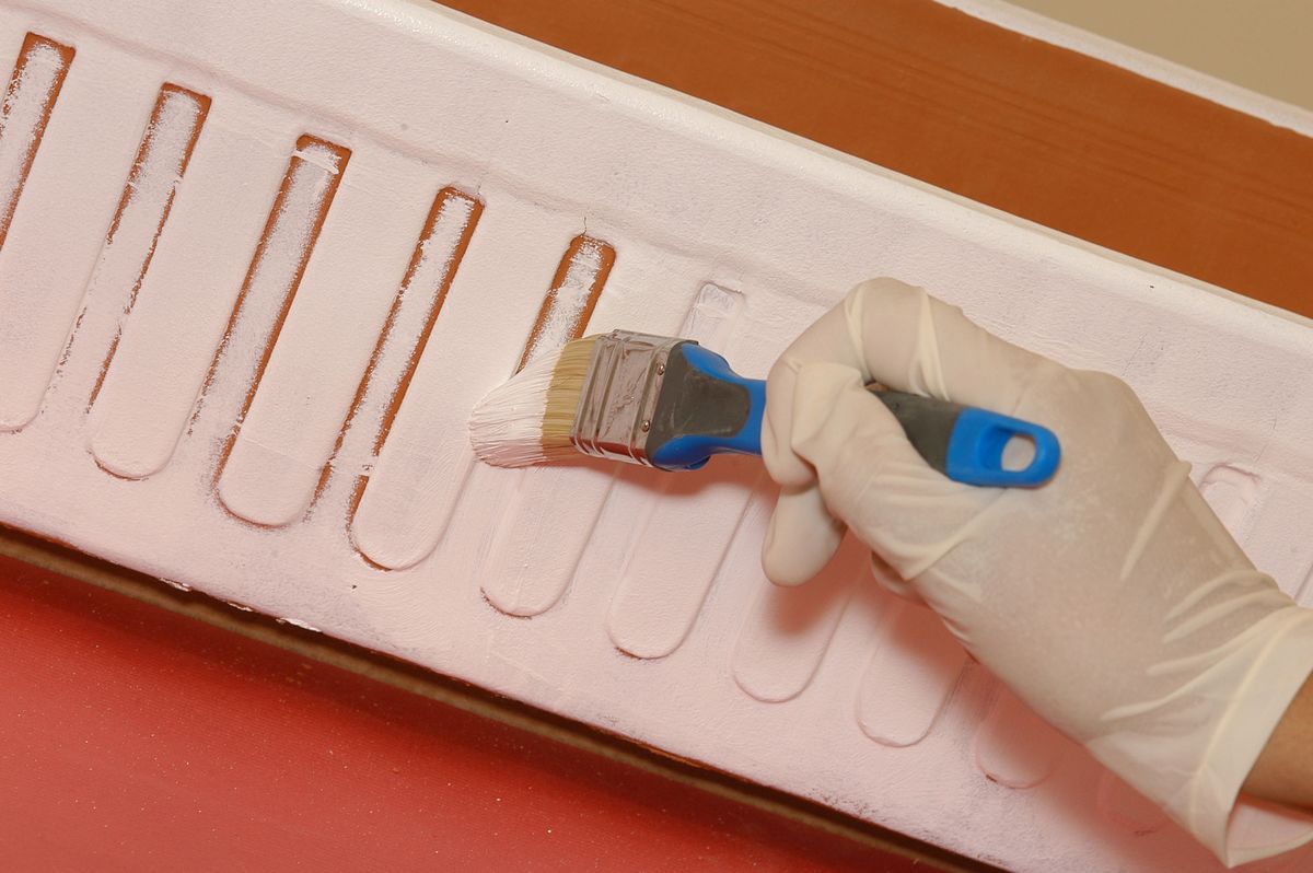 Cómo pintar una jardinera de terracota paso 3