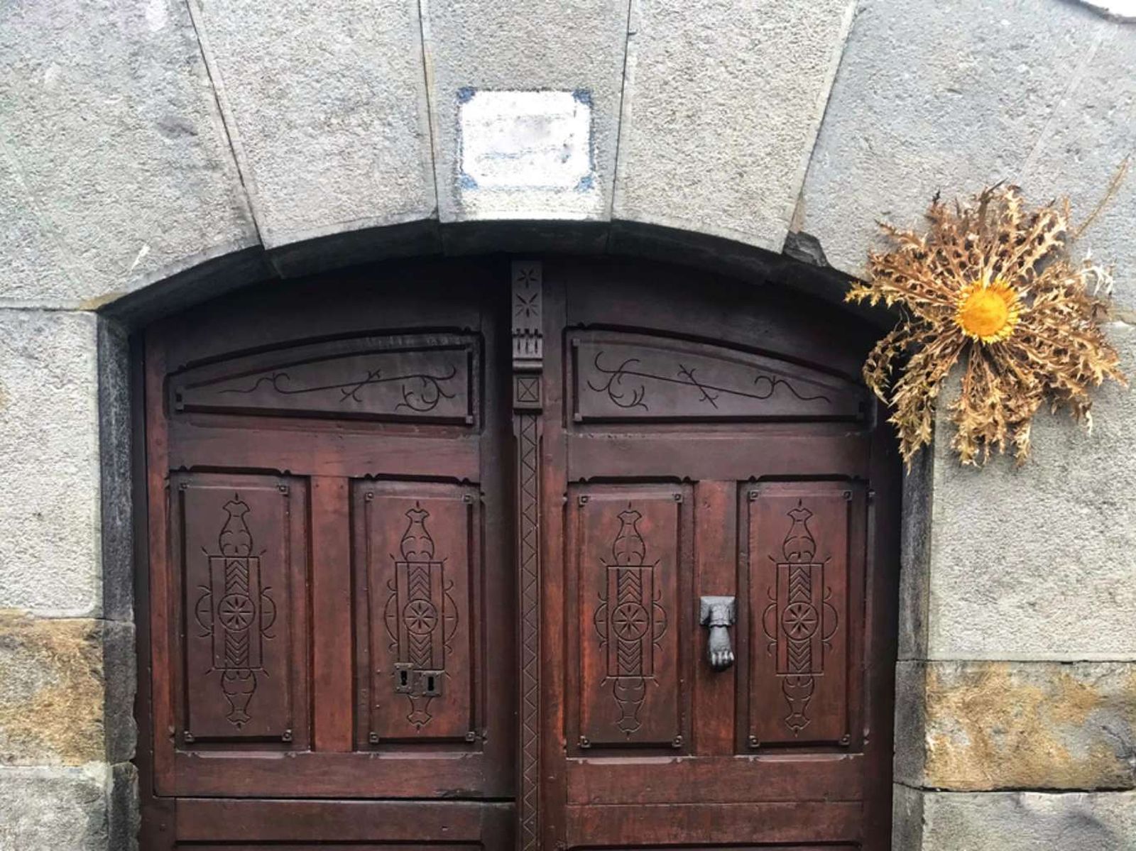 Eguzkilore en la puerta de una casa Eguzkilore en la puerta de una casa