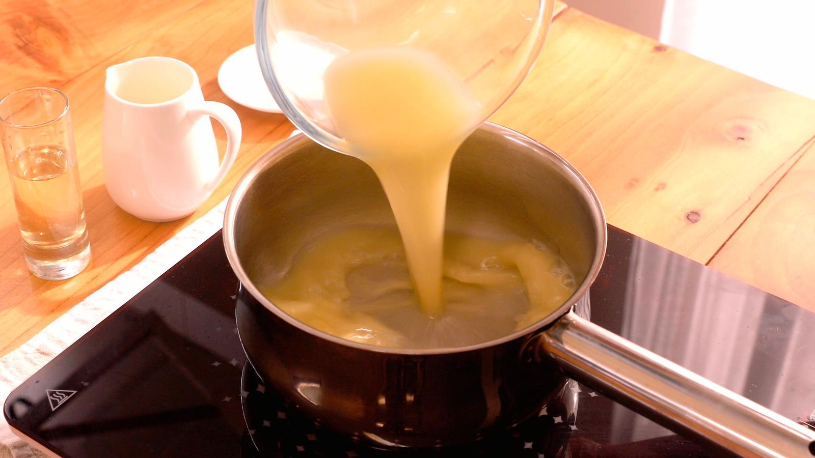 Reduce la salsa hasta que espese Pollo al limón estilo chino paso 4