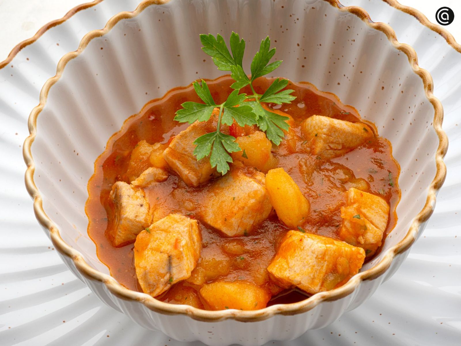 Bonito jugoso, patatas tiernas y un picante suave