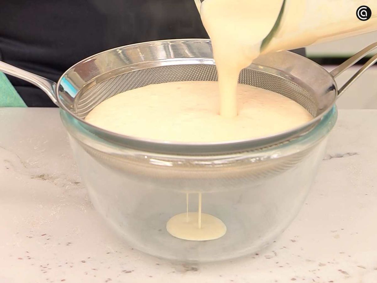 Cuela la crema de panceta y reserva