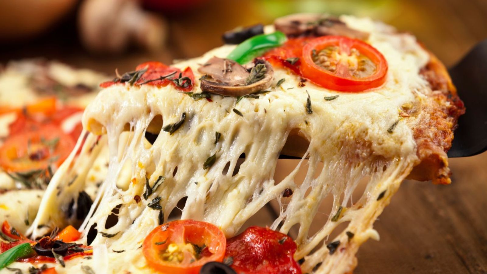 Pizza con champiñones y mucho queso