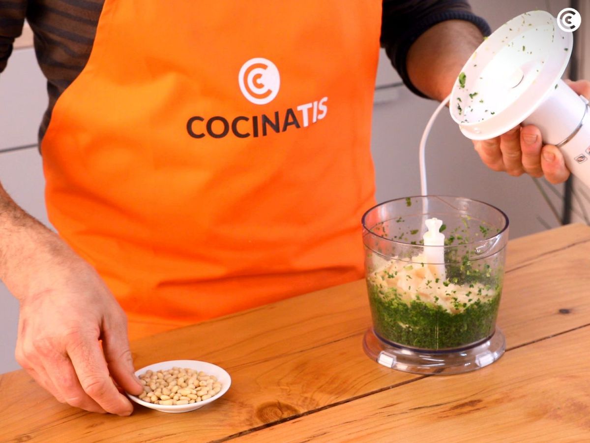 Añadir el queso y los piñones al pesto de kale