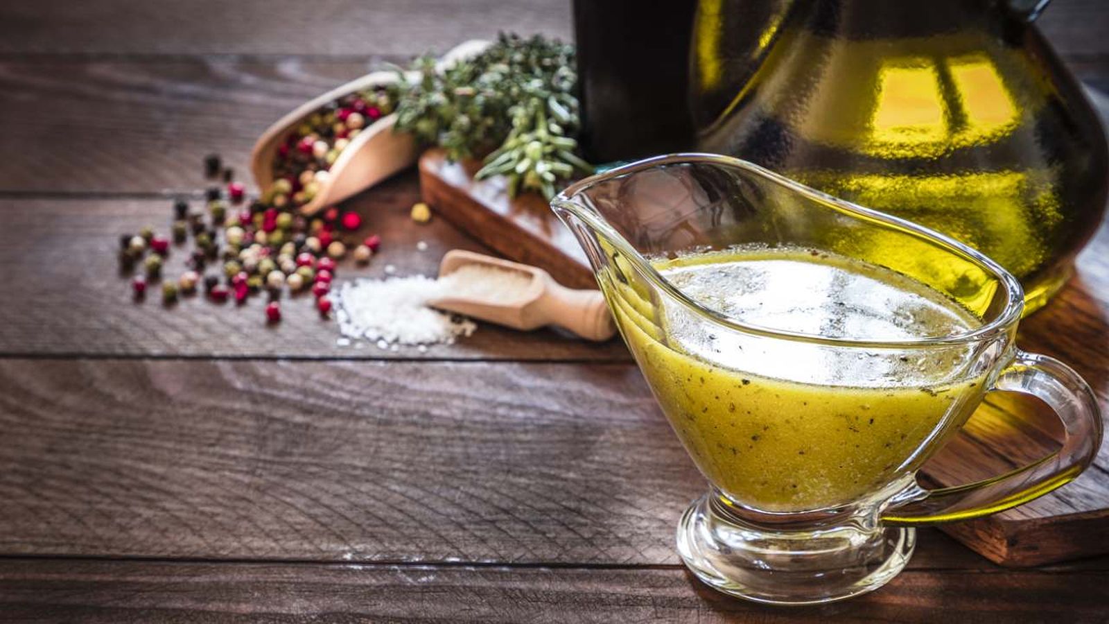 La salsa vinagreta es una receta fácil y perfecta para dar alegría a tus ensaladas