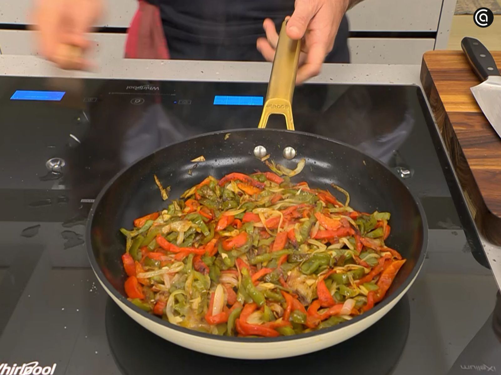 Añade el pimiento rojo y cocina hasta que las verduras se ablanden.