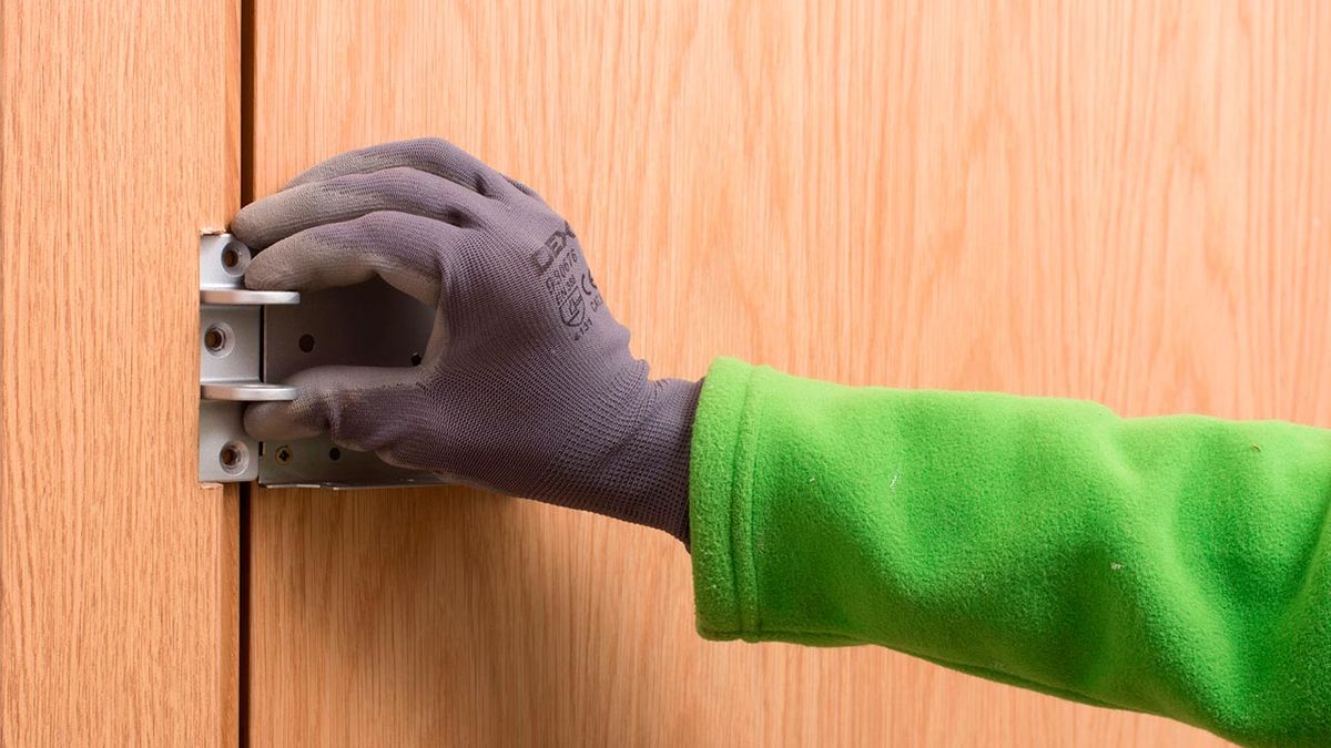 Como colocar una cerradura invisible en la puerta paso 8
