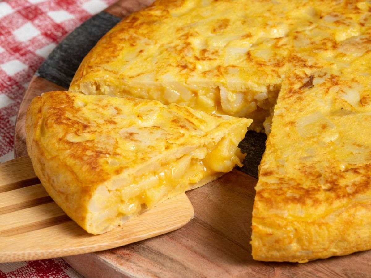 La tortilla de patatas es perfecta para cualquier comida del día.