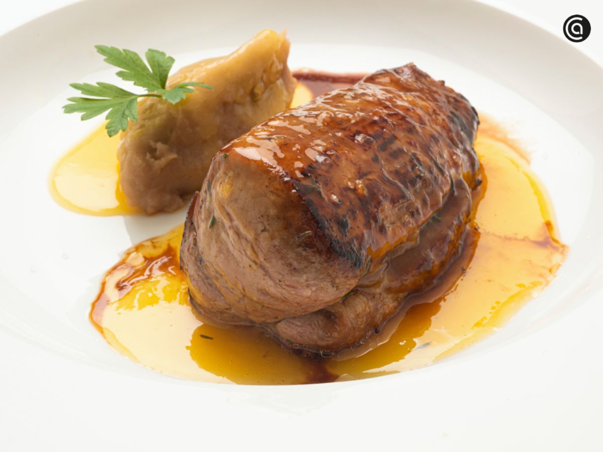 El sorprendente solomillo de cerdo con puré de plátano, un contraste tropical que aporta dulzor y originalidad al plato.