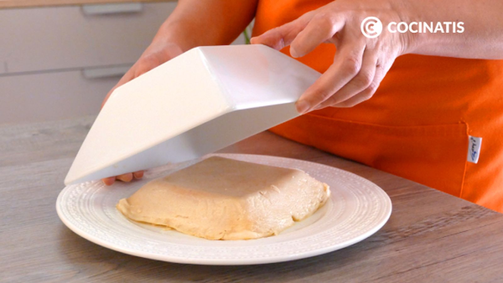 Deja templar y desmolda la tarta Receta de tarta de yogur al microondas paso 6