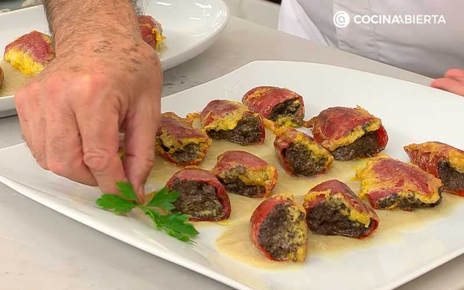 Sirve y decora con una hoja de perejil Sirve y decora con una hoja de perejil