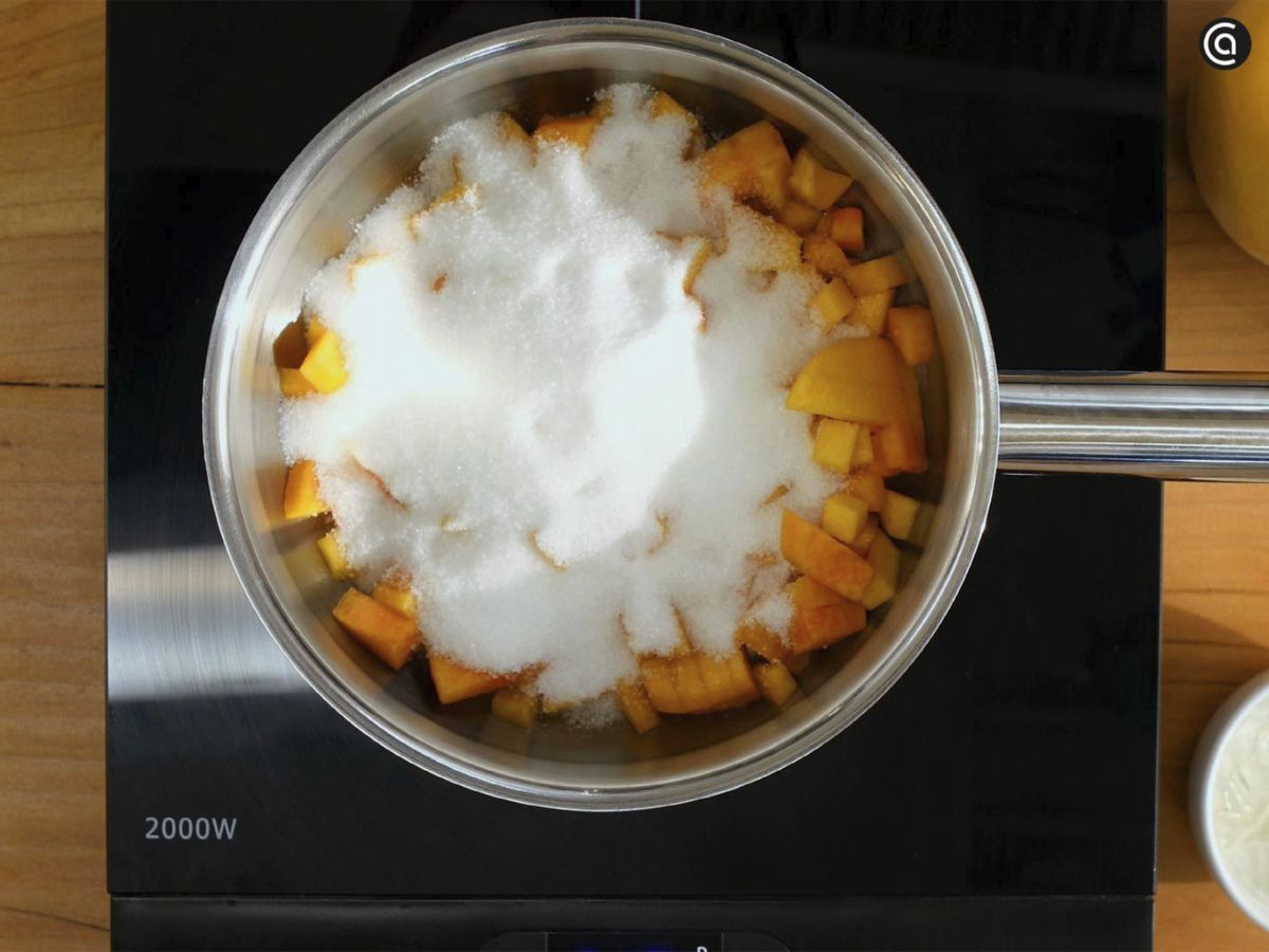 Cocina los melocotones con el azúcar