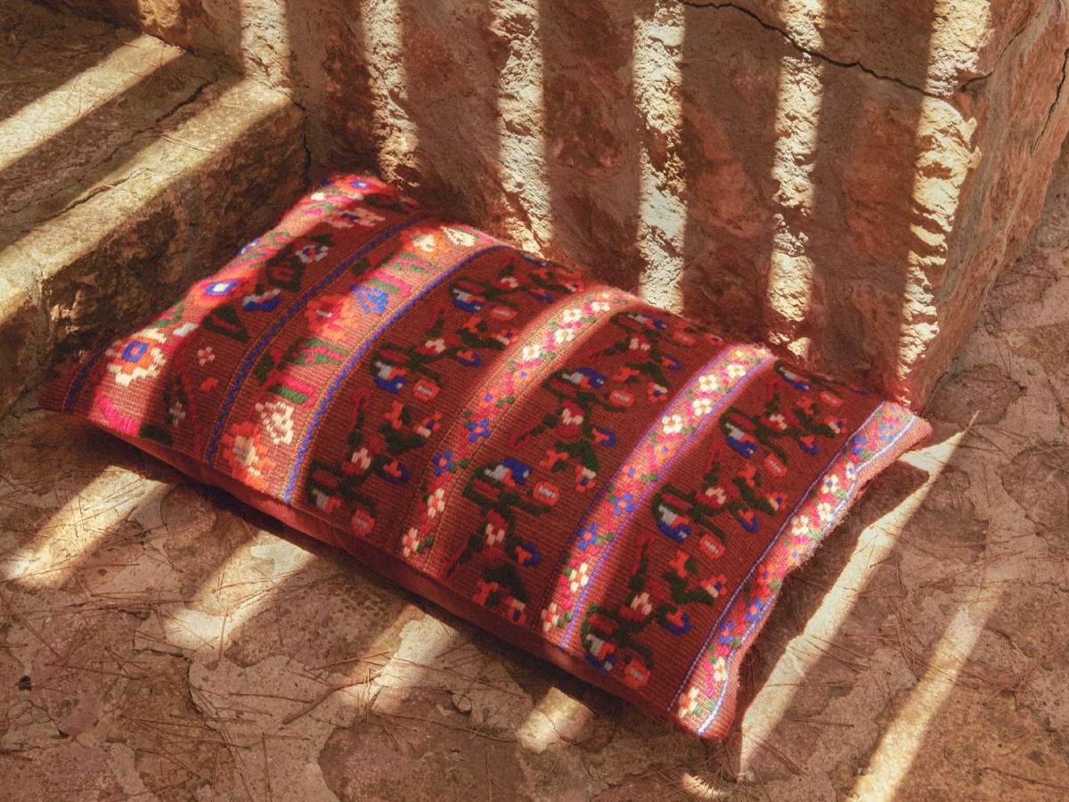 Funda de cojín bordado Zara Home x Collagerie