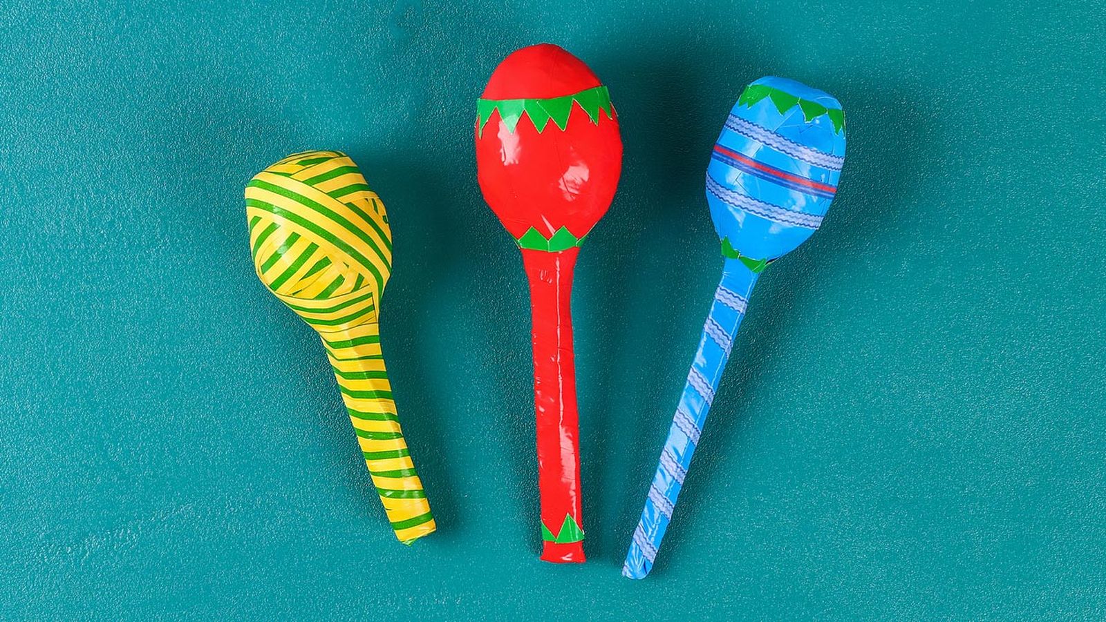 como hacer maracas con cucharas de plastico