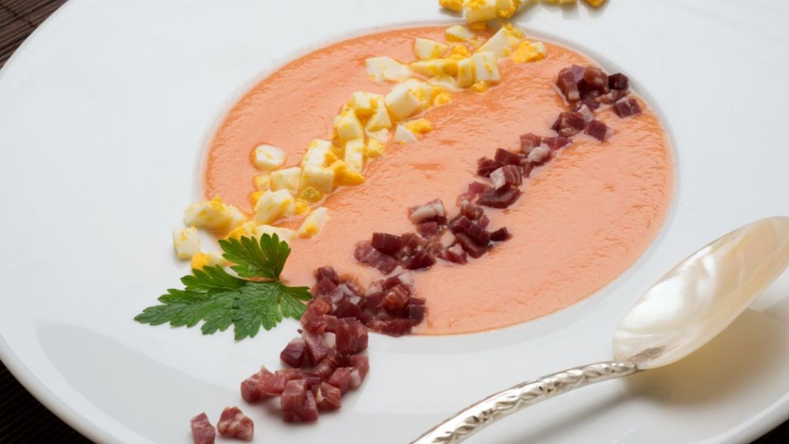Salmorejo cordobés con huevo cocido y jamón, la receta de Karlos Arguiñano