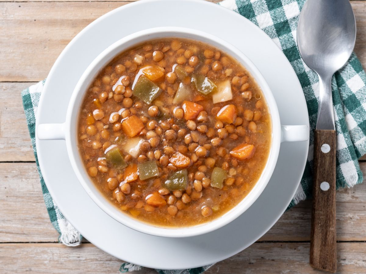 Si la salsa de las lentejas te ha quedado muy líquida puedes usar parte de las legumbres trituradas para espesar.