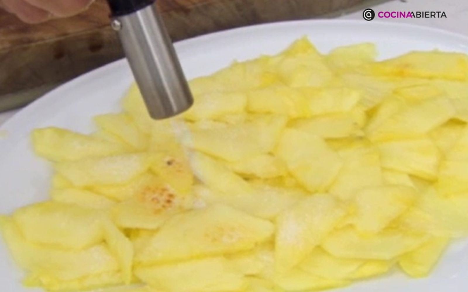 Carameliza la piña con ayuda de un soplete de cocina Carameliza la piña con ayuda de un soplete de cocina