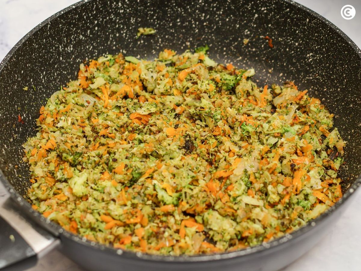 Sofreír las verduras para hacer las hamburguesas de brócoli
