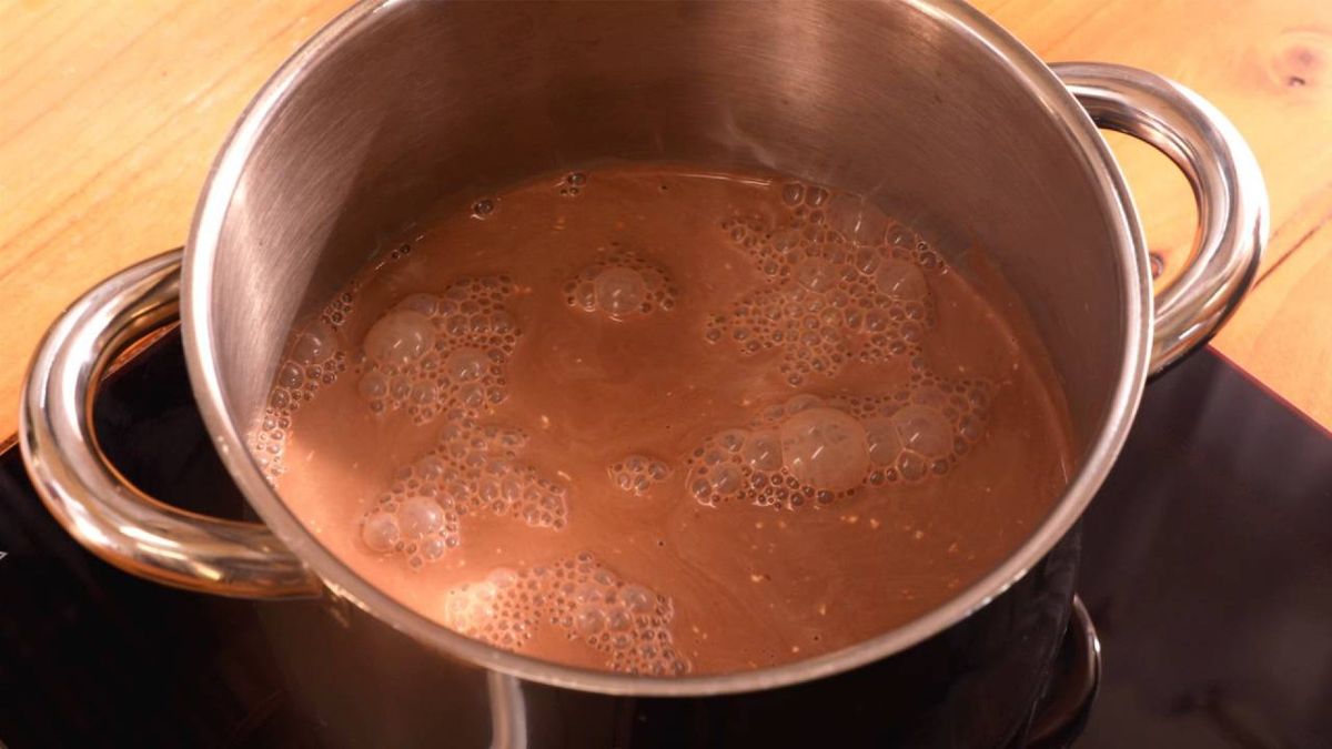 Calienta la mezcla en la cazuela, removiendo constantemente hasta que espese y obtengas la textura deseada