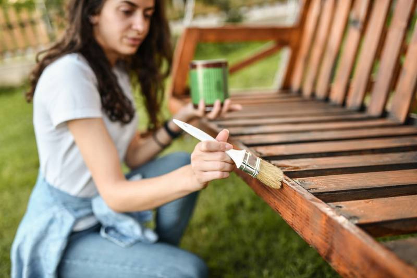 Un buen encerado abrillanta una silla de madera Un buen encerado abrillanta una silla de madera