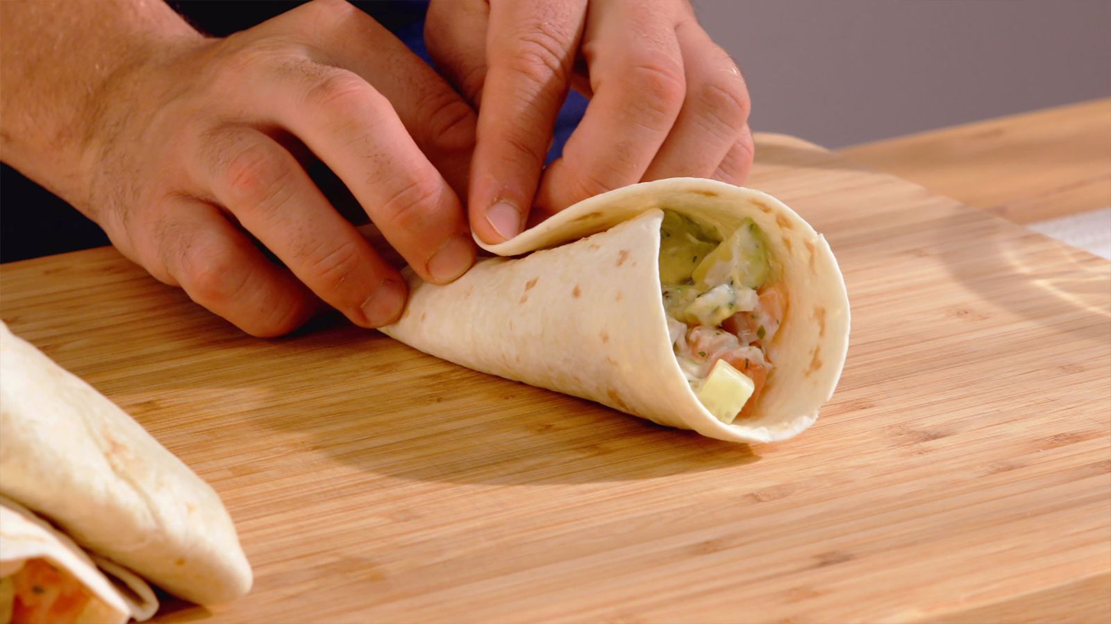 Monta los wraps Wrap de pescado con salsa de yogur Paso 6