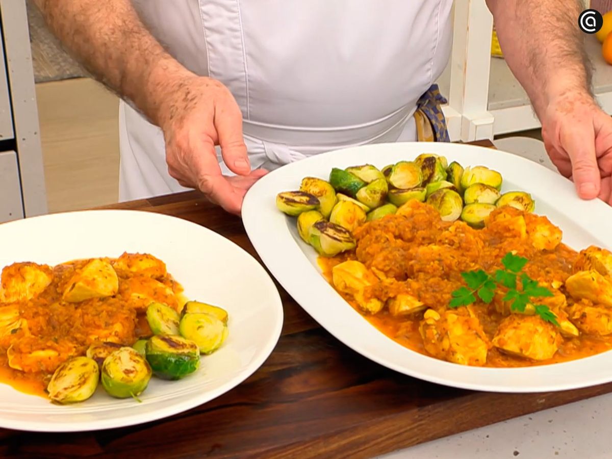 Acompaña el pollo al curry con las coles salteadas