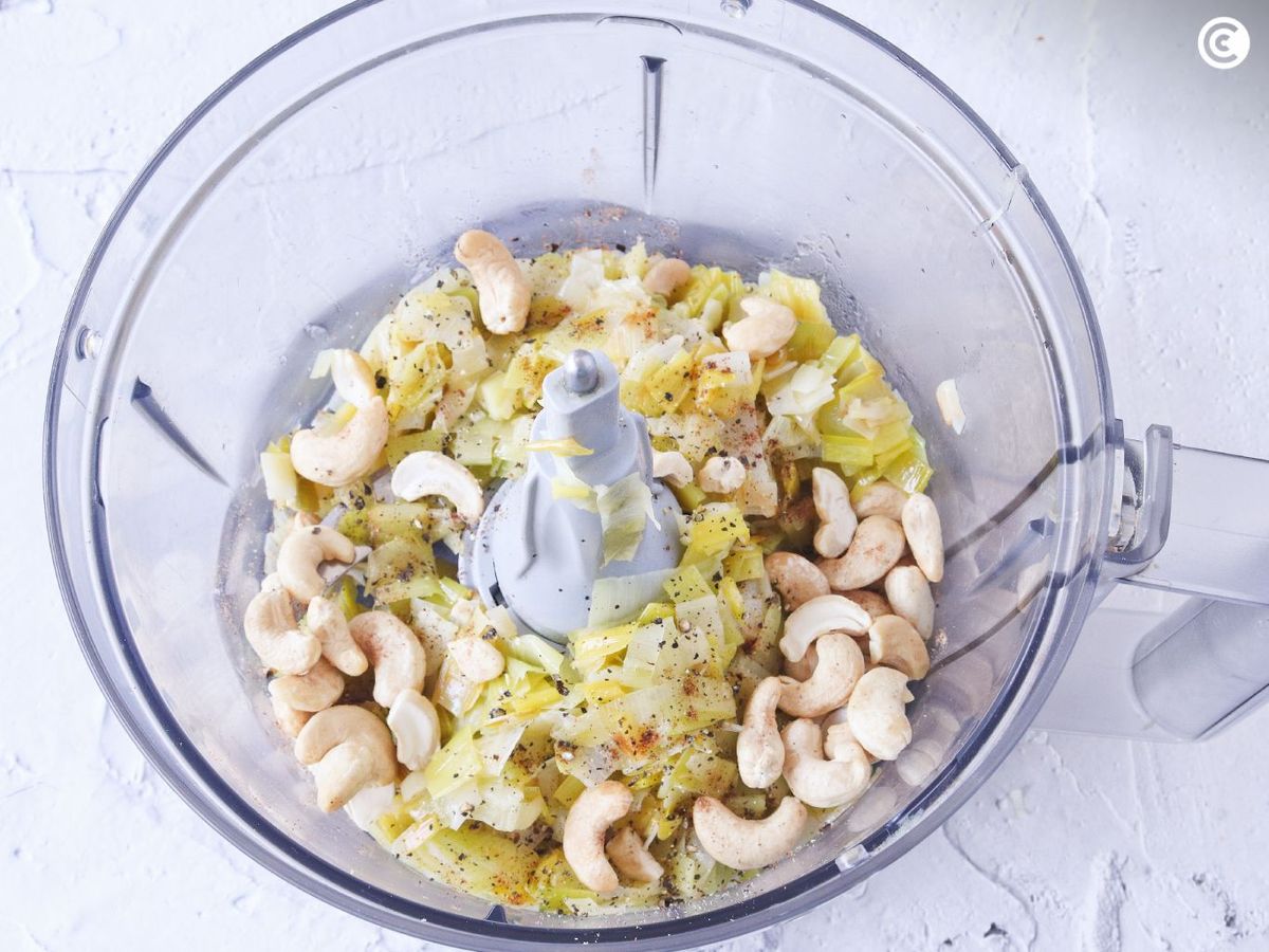 Triturar el puerro con anarcados para hacer paté vegetal