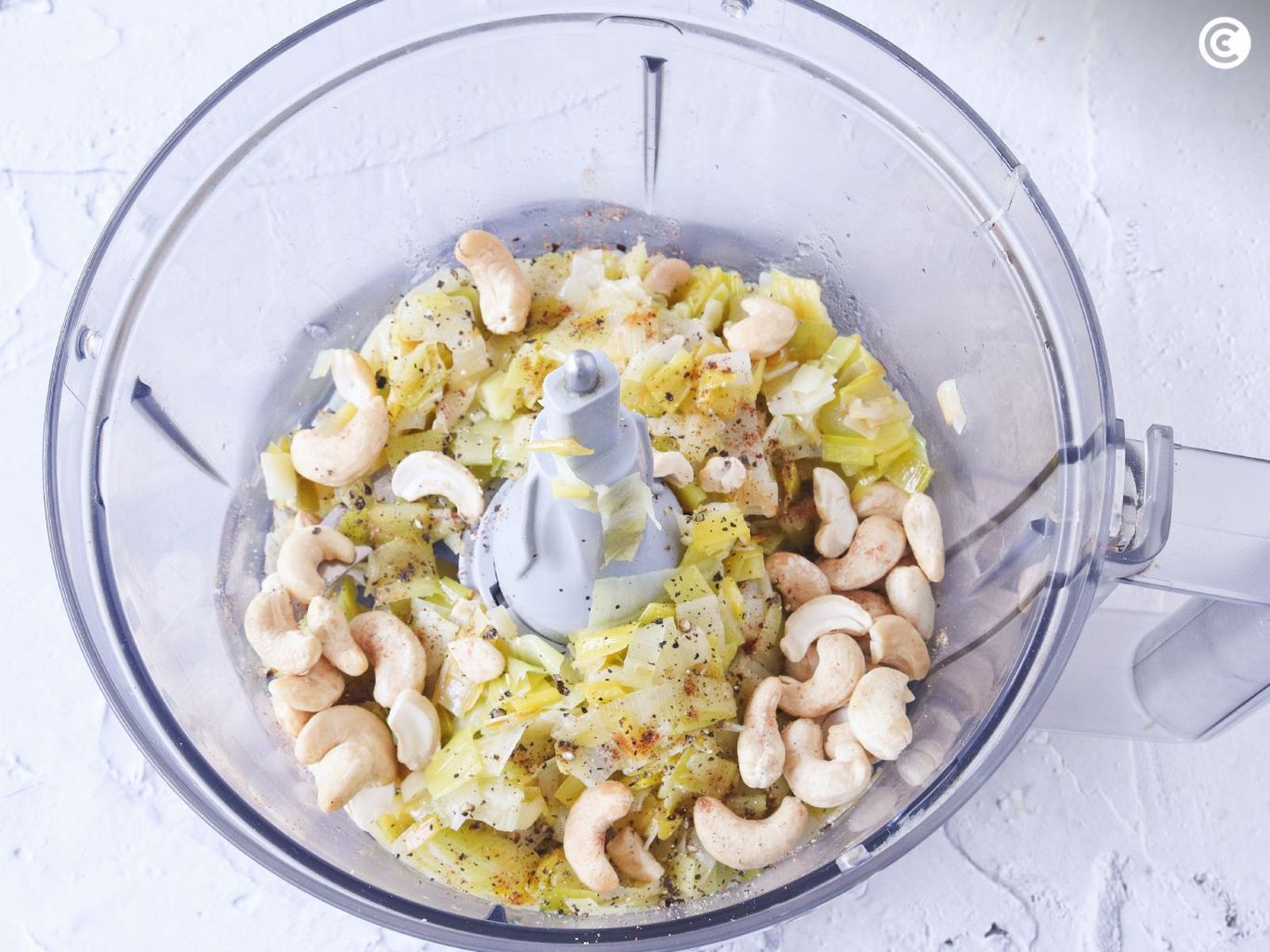 Triturar el puerro con anarcados para hacer paté vegetal