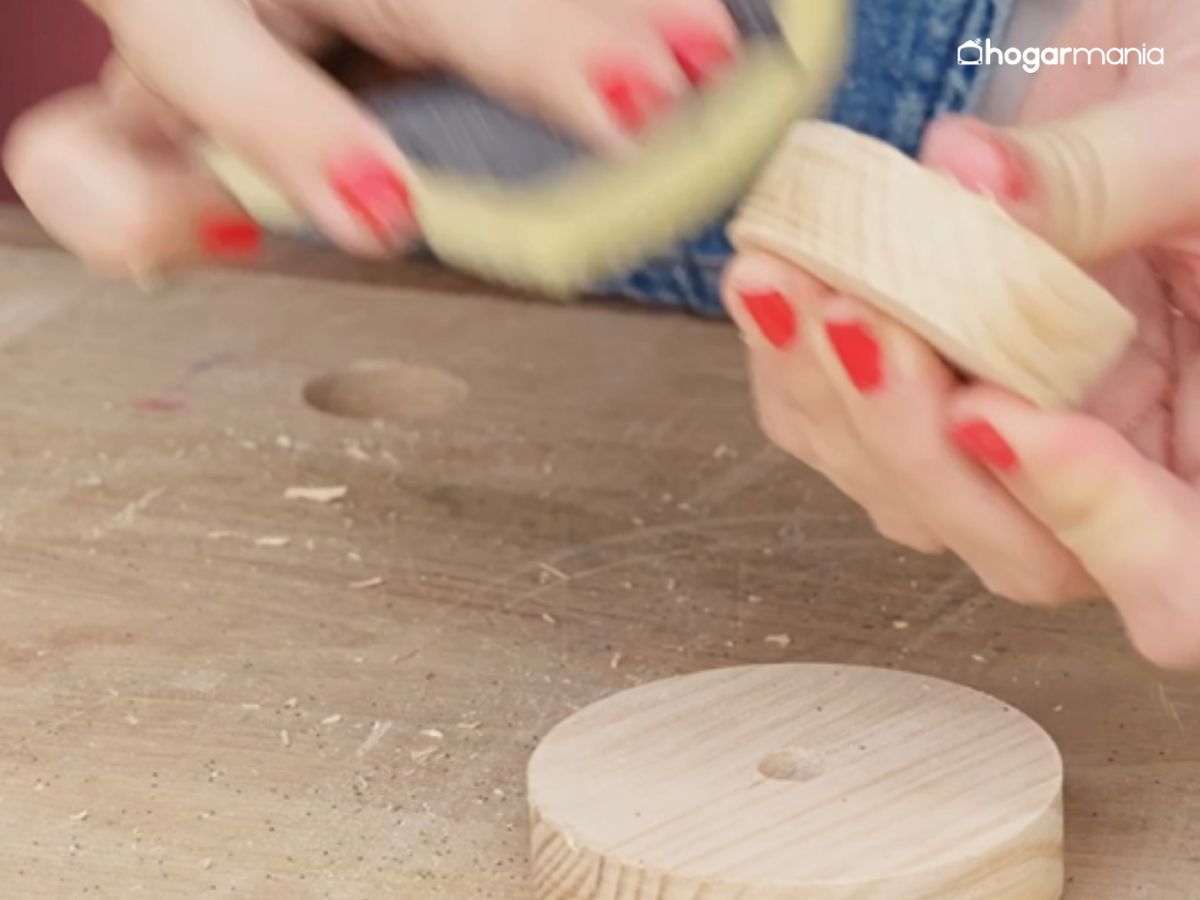 Un lijado cuidadoso elimina imperfecciones y deja las superficies suaves al tacto.