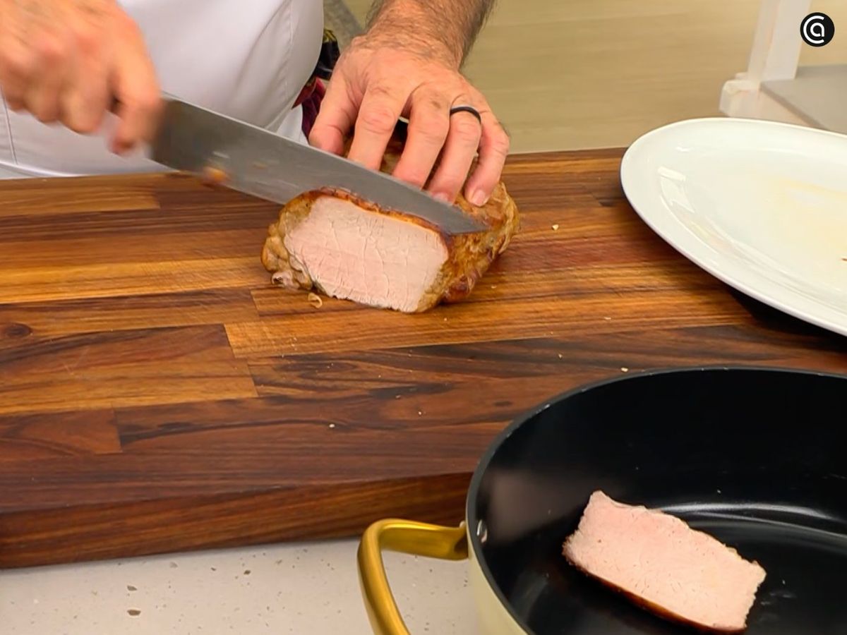 Una vez cocinado, corta el lomo en filetes