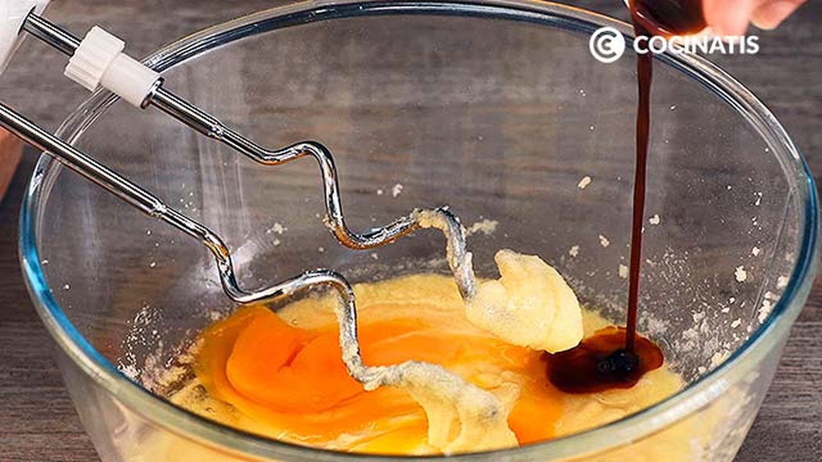 Añade el extracto de vainilla a la mezcla Receta de galletas de mantequilla paso 1