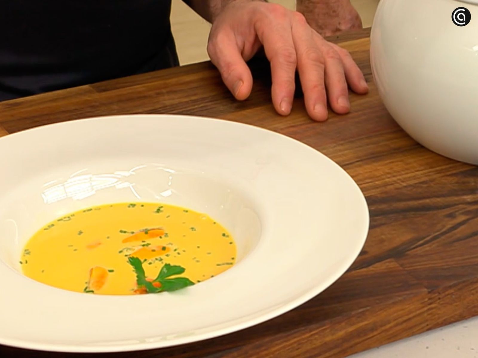 Sirve la crema de mejillones al azafrán con un poco de cebollino picado por encima