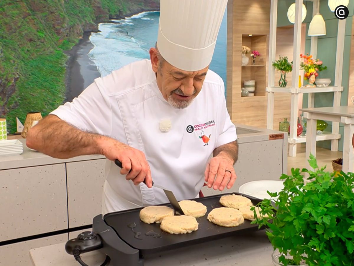 Haz las hamburguesas de merluza y gambas a la plancha hasta que queden doradas
