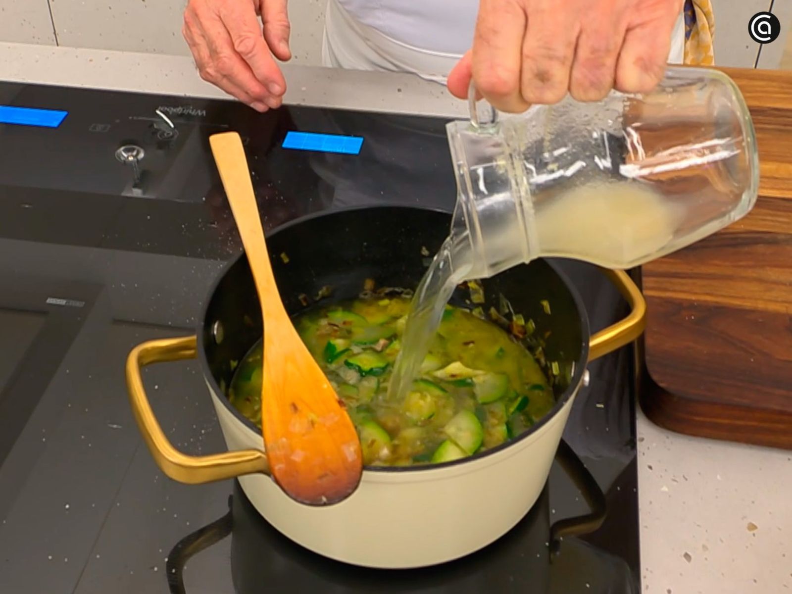 Pocha el puerro junto con el calabacín y agrega el caldo