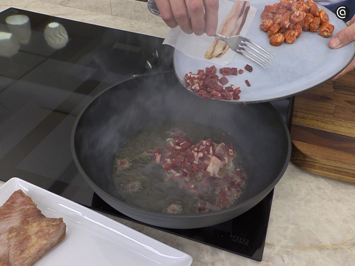 Cocina el embutido a fuego suave para que se funda la grasa sin quemarse