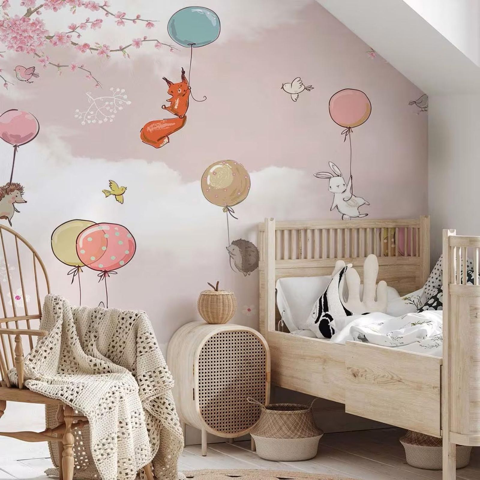 Habitación infantil con papel pintado de animalitos en rosa. Habitación infantil con papel pintado de animalitos en rosa.